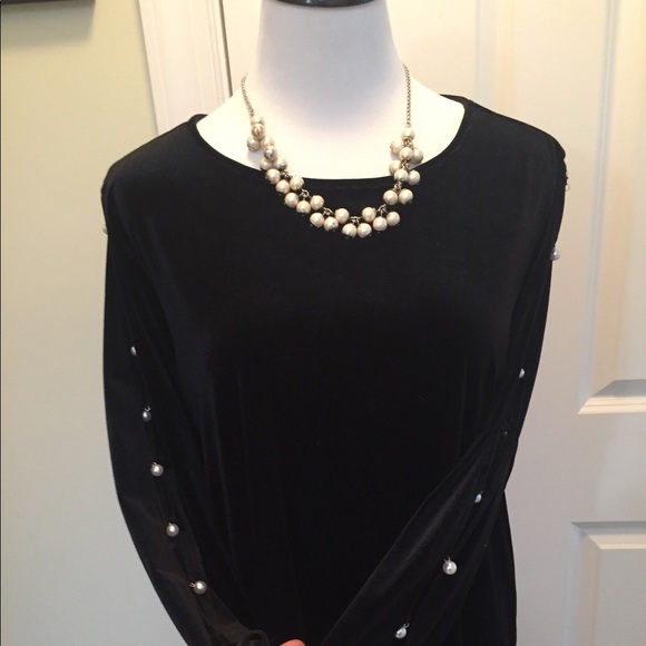 Cable & Gauge black velour top w/pearl details - Picture 1 of 7